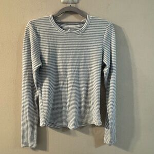 American Eagle long sleeve striped top in white and light blue. Size Large.‎